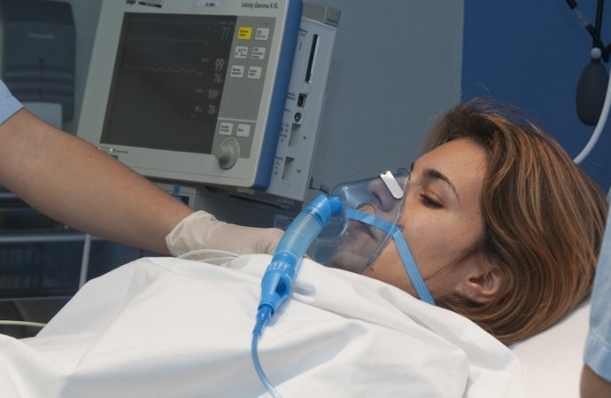 Paciente es atendida en la unidad del Dolor del Hospital de Torrevieja