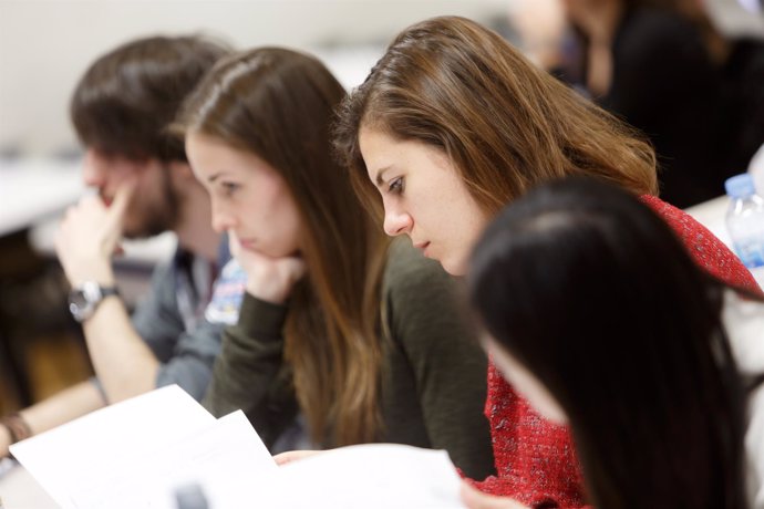 Estudiantes de la UPNA en clase