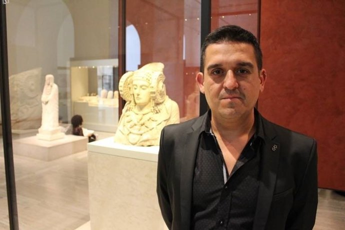 Mulet junto a la dama de Elche