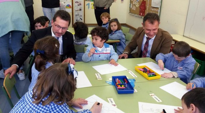 Genaro Alonso  visita el colegio La Vallina