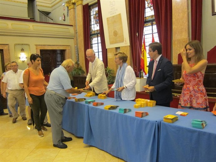 Navarro, Pelegrín, Pacheco y Pérez durante la entrega de los programas