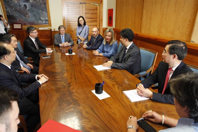 La consejera de Innovación, Pilar Alegría, con la delegación de Taizhou.