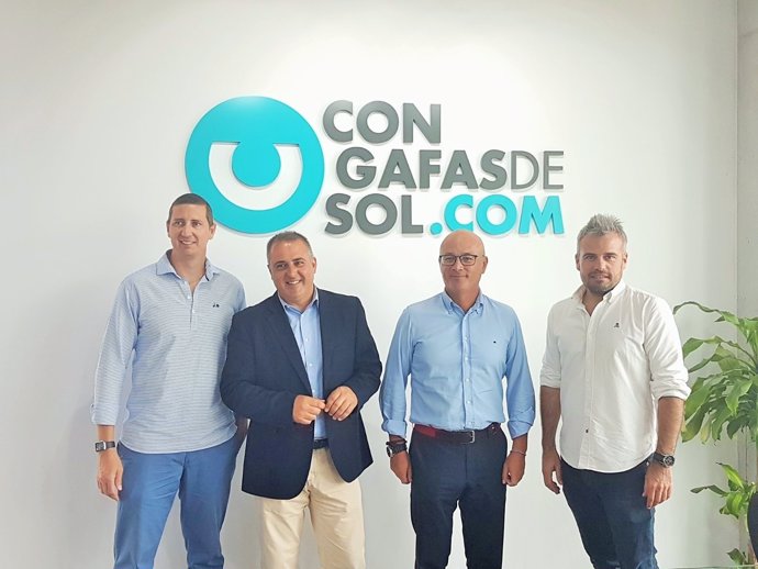 Juan Hernández, durante su visita hoy a la empresa Congafasdesol.Com.