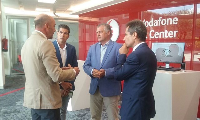 Consejero de Empleo en su visita al Vodafone Smart Center