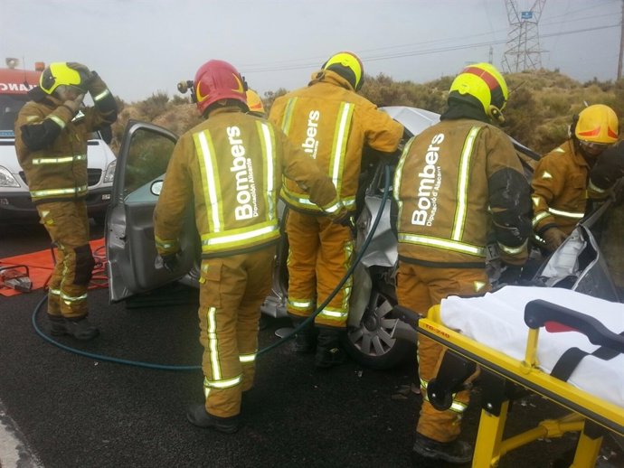 Bomberos del Consorcio en el accidente de la CV800 en Xixona
