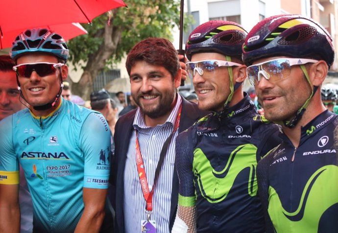 Presidente con ciclistas murcianos Vuelta Ciclista España,  Caravaca