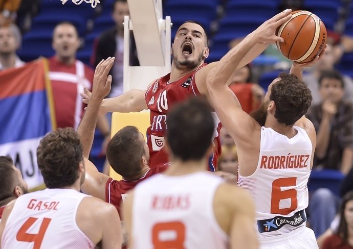 Nikola Kalinic y Sergio Rodríguez en el España-Serbia de 2015