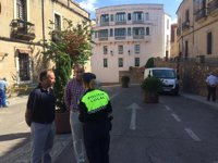 El Ayuntamiento de Cáceres instala maceteros en lugares estratégicos para que no accedan coches a zonas peatonales