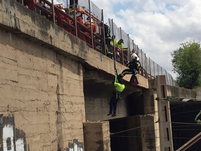 Imagen de los bomberos participando en el rescate