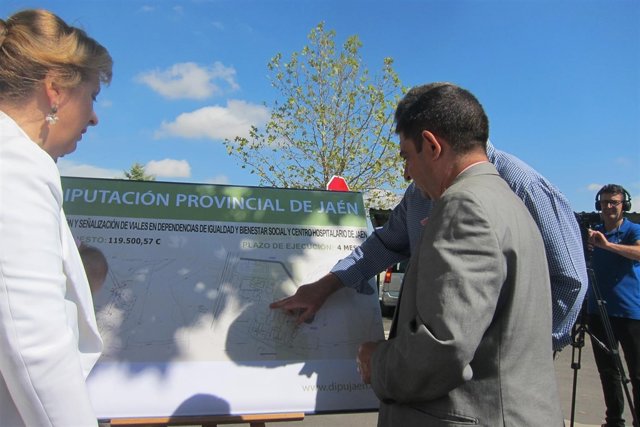 Reyes (d) atiende a las explicaciones sobre la intervención ejecutada.