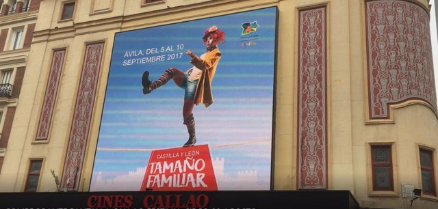 Una de las fachas del Cine Callao con el cartel promocional del festival