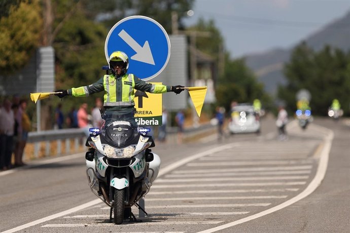 AGENTE GUARDIA CIVIL VUELTA CICLISTA ESPAÑA