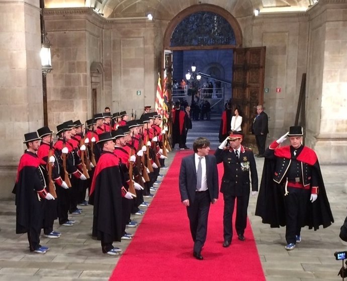 El presidente de la Generalitat, Carles Puigdemont, en su toma de posesión