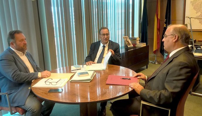 Nota Prensa Y Foto Reunión Consejero Infraestructuras Alcalde Colunga