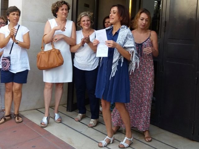 Juana Rivas, a la salida de los juzgados de Granada, con Francisca Granados