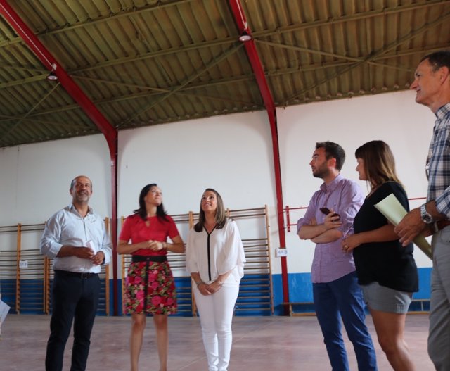Rafi Crespín y Esther Ruiz en la visita al colegio Carmona Sosa de Palma del Río