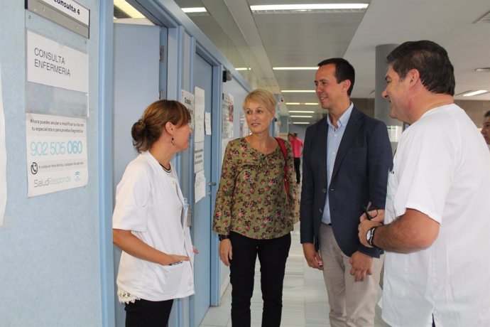 Martín visita el centro de salud de Nueva Andalucía