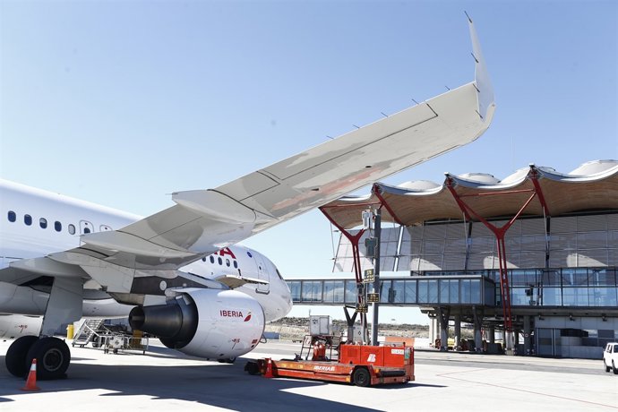 Motor, motores de avión de Iberia en Barajas, reactor, reactores