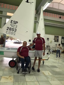José Luis Montoya y Kike Vives posan con el barco de vela adaptada