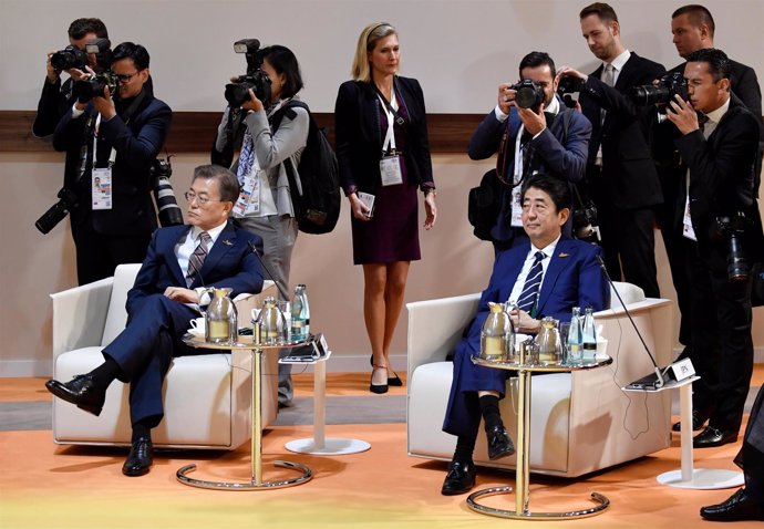 El presidente surcoreano Moon Jae In y el primer ministro japonés Shinzo Abe. 