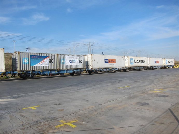 Contenedores forman un tren en la TMZ