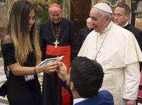 Pide matrimonio a su novia frente al papa y este responde así