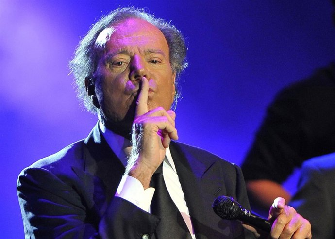 Julio Iglesias admite los errores que cometió como padre de Enrique Iglesias