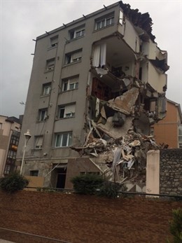 Edificio siniestrado en Santander, por grietas  y derrumbe de la fachada 