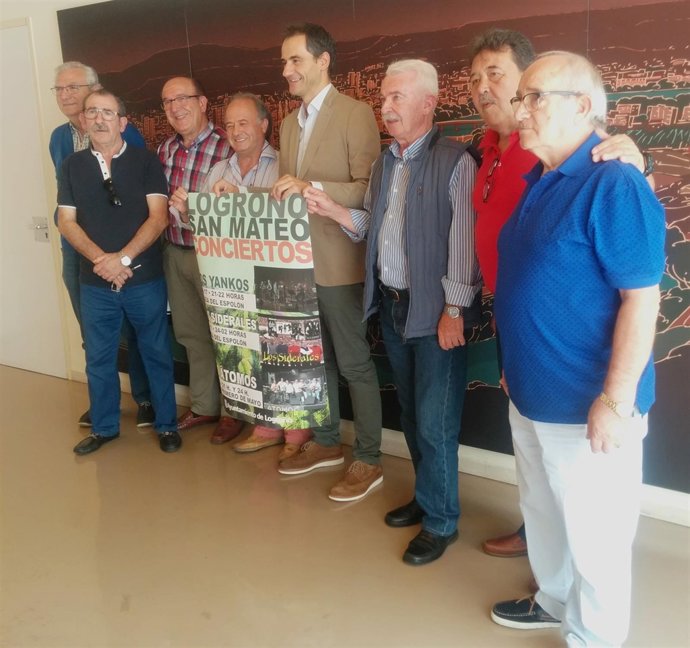 Sáinz, con miembros de Los Yankos, Los Siderales y Los Atomos