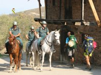 La Guardia Civil auxilia a una peregrina alemana con un golpe en la cabeza en El Acebo (León)