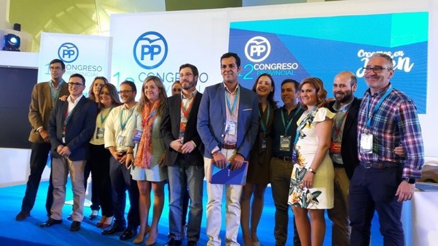 Requena (c) junto a la dirección salida del 12 congreso del PP de Jaén.