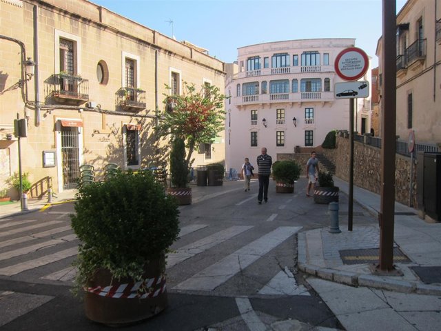 Maceteros instalados en la Gran Vía de Cáceres contra atentados                