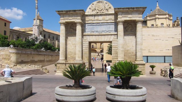 Maceteros en el Puente Romano y la Puerta del Puente