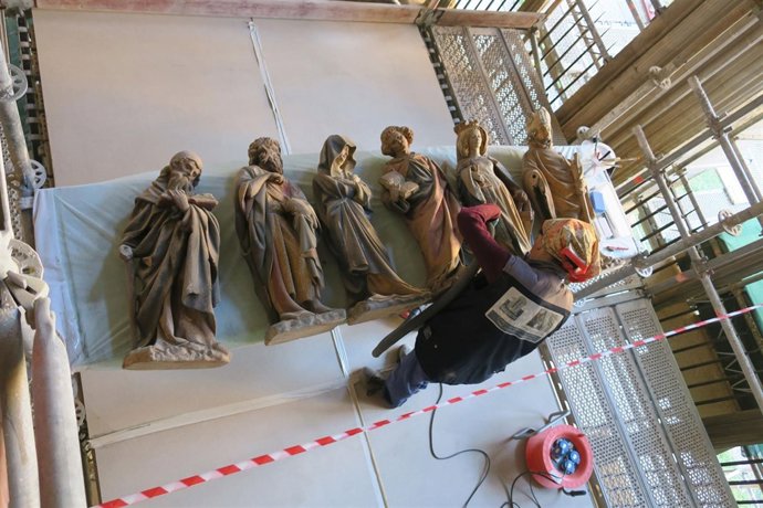 Limpieza de esculturas del claustro. 