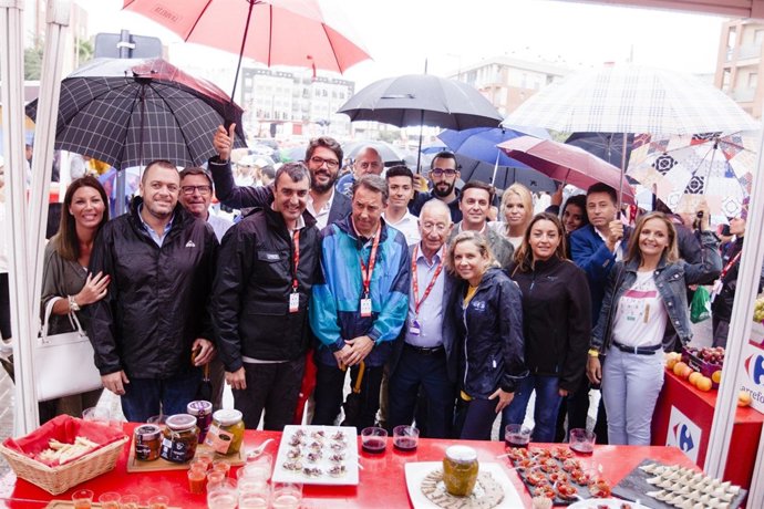 Comitiva provincial junto al director de La Vuelta en stand 'Sabores de Almería'