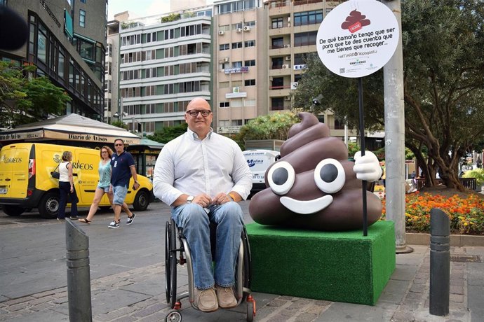 Carlos Correa junto a uno de los tótems de la campaña