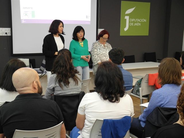 Medina (c) en uno de los talleres de igualdad.