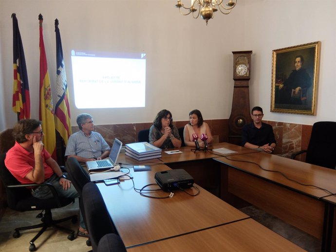 Mercedes Garrido con el Ayuntamiento de Algaida