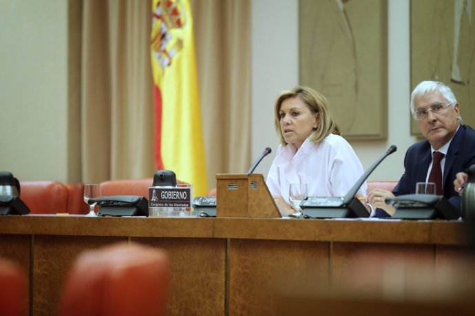 María Dolores de Cospedal, ministra de Defensa, compareciendo en comisión