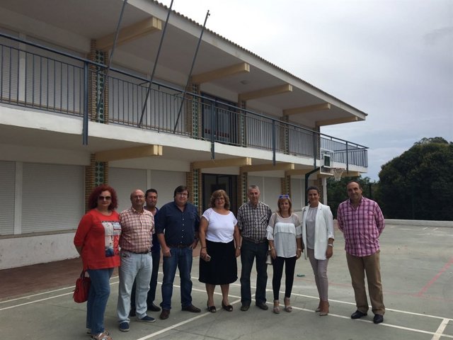 Caballero (2d) visita las obras realizadas en el colegio Maestro Carlos Soler.