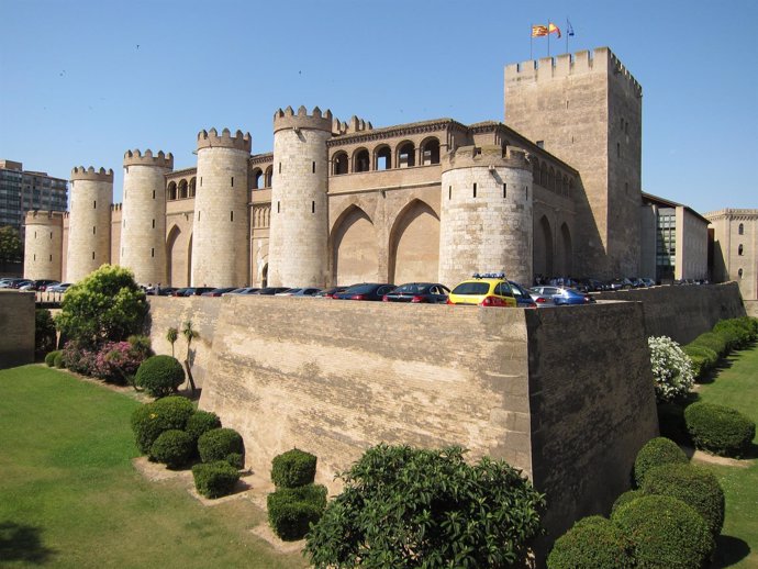 Vista Del Palacio De La Aljafería En Zaragoza