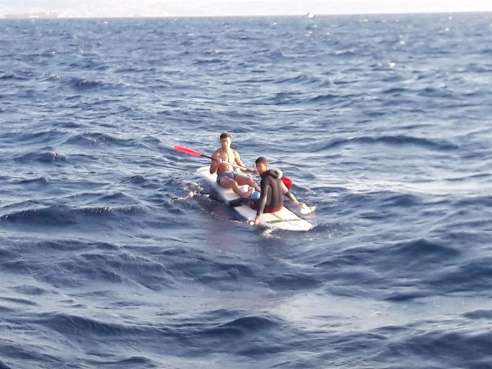 Los rescatados, sobre la tabla de surf