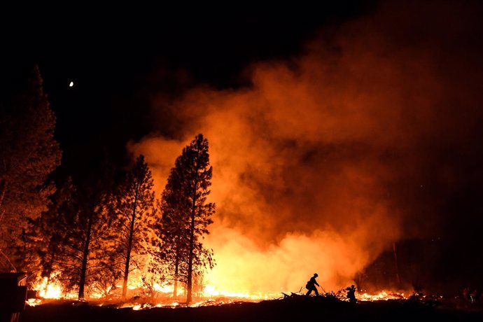 A firefighterBomberos hacen frente a un incendio en el norte de California