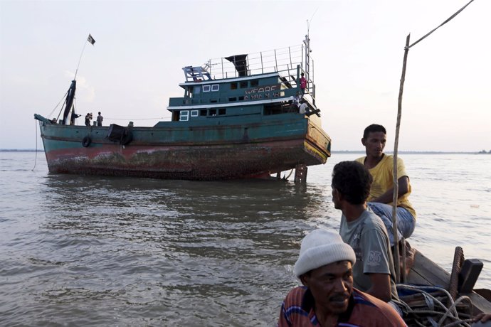 Barco varado del grupo étnico Rohingya y Bangla