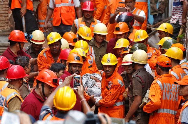 Equipos de rescate en el edificio derrumbado en Bombay (India) 