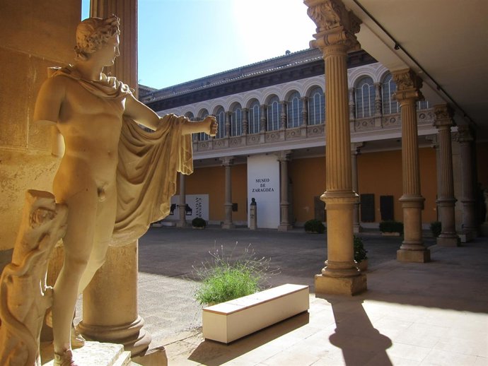 Museo de Zaragoza con escultura delante                               