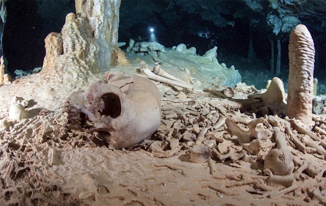 Restos humanos en la cueva de Chan Hol