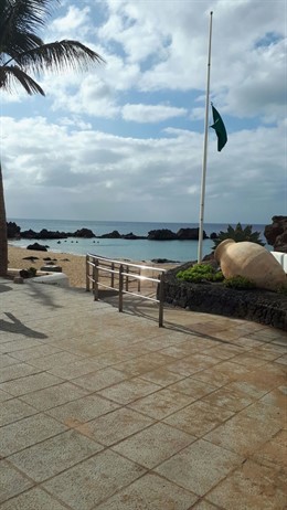 Izada la bandera verde en la Playa Chica, en Puerto del Carmen