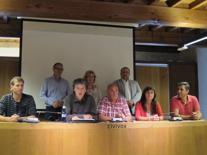 Javier Otondo, alcalde de Baztán, con los concejales de EH Bildu e IE