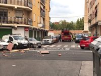 La Policía reduce a un hombre desnudo que lanzaba objetos desde un balcón a la calle en València